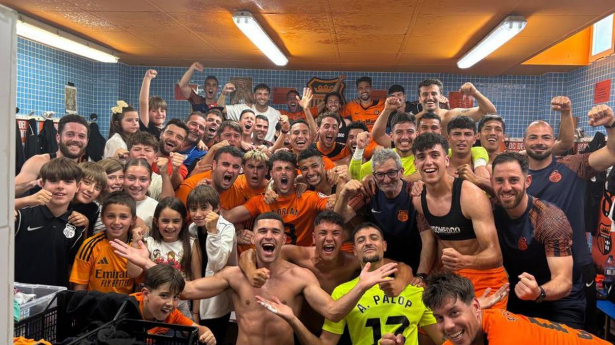 El Torrent CF celebra su clasificación para el ‘playoff’ de ascenso. | TORRENT CF