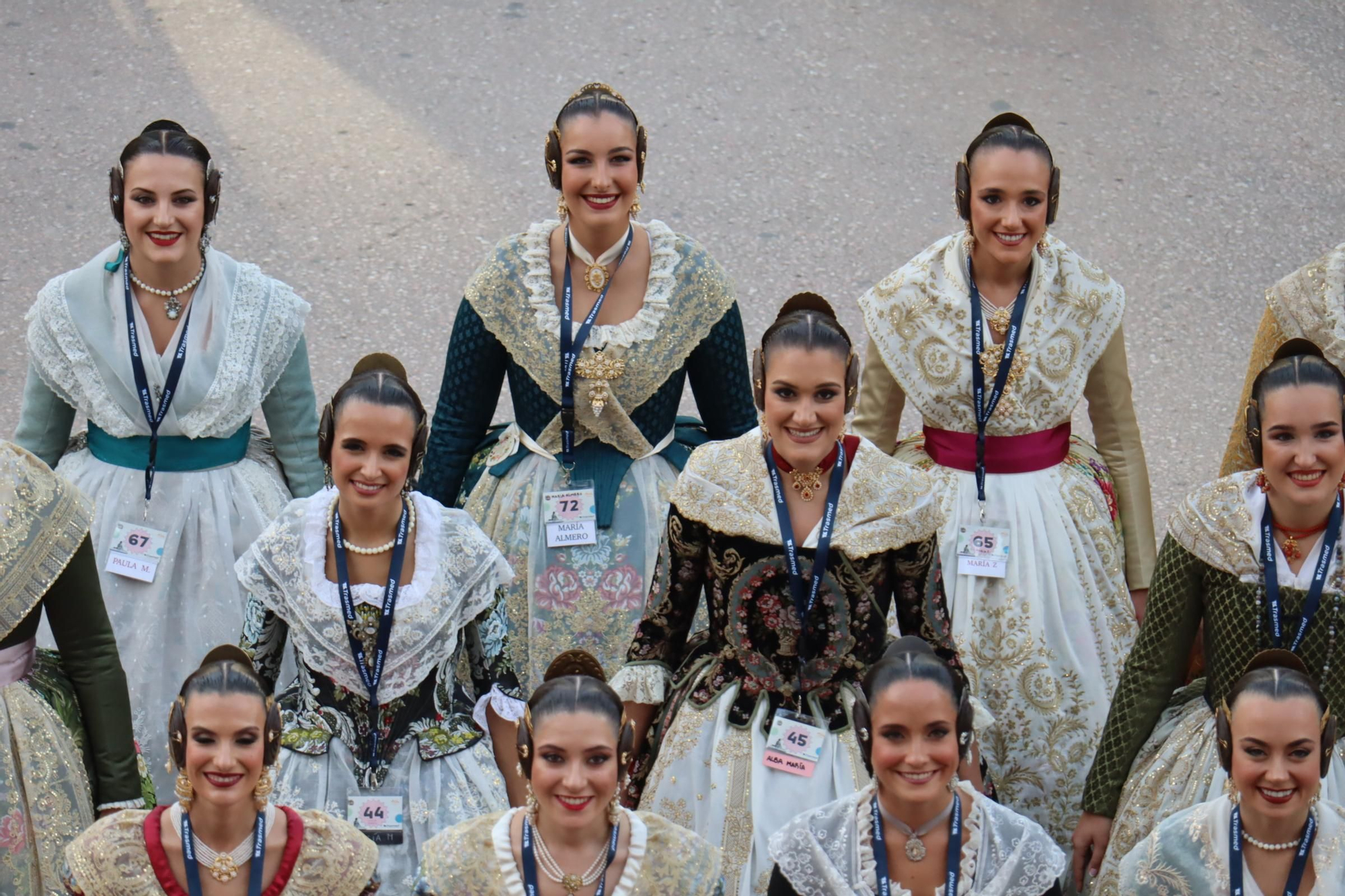 Concentración fallera en la Plaza del Ayuntamiento con las candidatas a FMV2025
