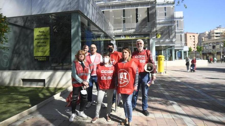 Sindicalistas de CC OO y UGT, protestando frente al edificio de Correos.