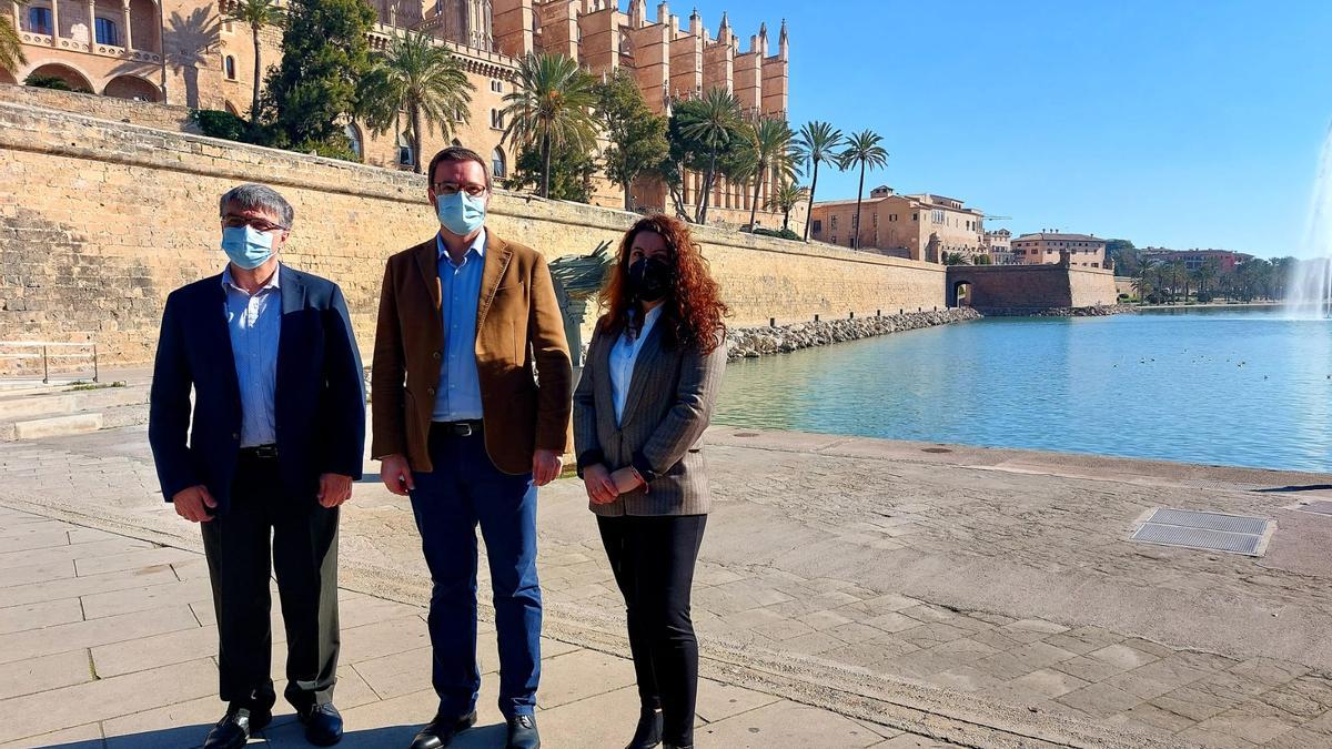 HIla, Perpinya y Pastor frente a un  tramo de la muralla en el que se han eliminado las pintadas vandálicas.