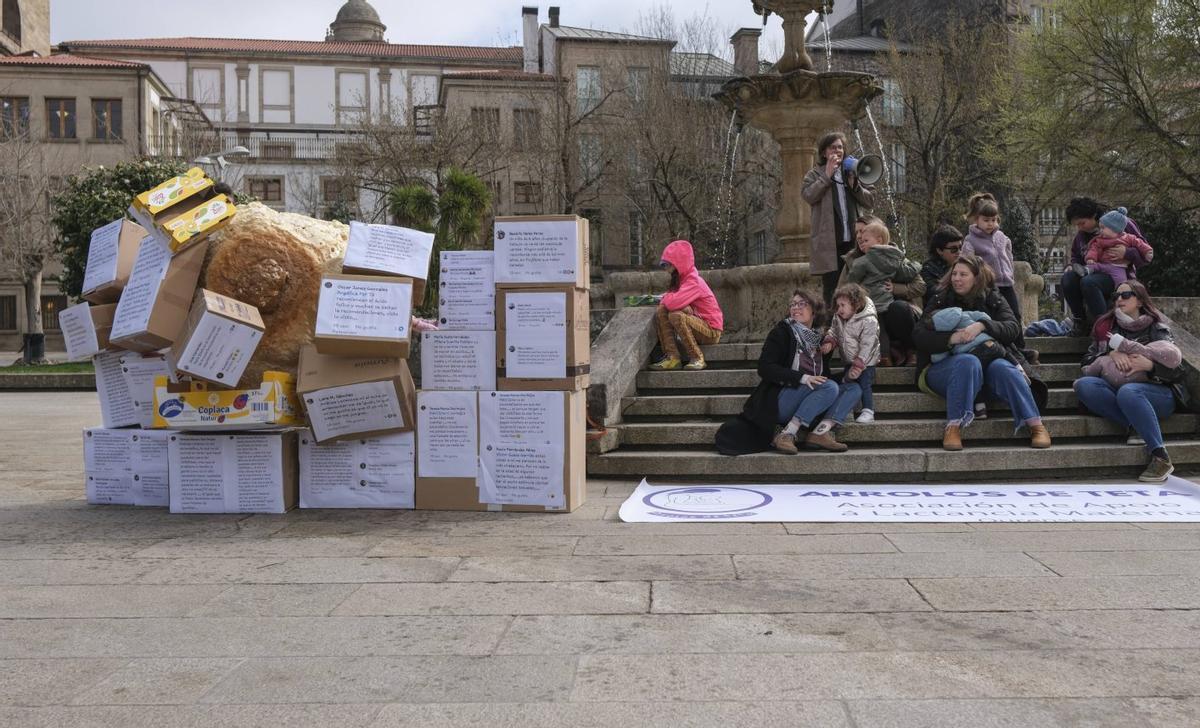 Momento en el que la maqueta de una teta gigante derriba comentarios prejuiciosos sobre la lactancia.