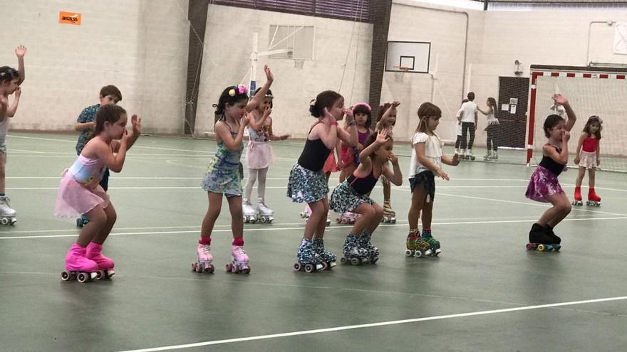 Una de las clases de patinaje de las escuelas deportivas de Cangas.//Gonzalo Núñez