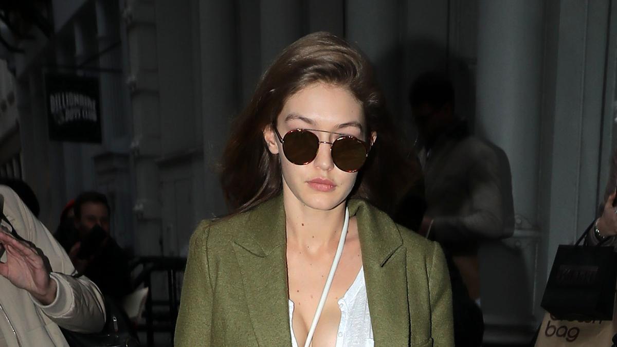 Gigi Hadid con look básico con abrigo XL