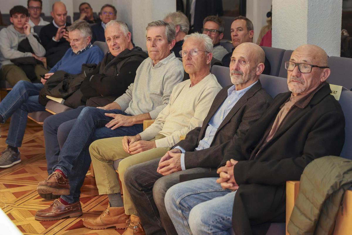 Cavi Doj (centro) durante un acto con motivo del libro de Jose Antonio Ponseti 'Cuando fuimos pilotos'