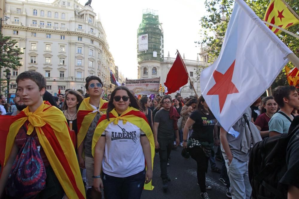 Manifestación en Valencia con motivo del 25 d'Abril