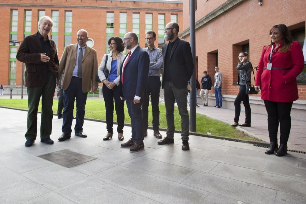 Richard Ford en un encuentro con estudiantes y profesores en la Facultad y Filosofía y Letras