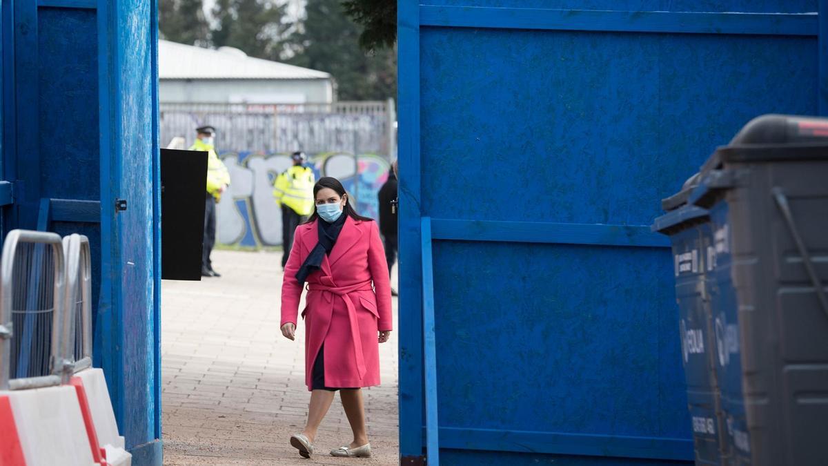 Una mujer acude a un centro de vacunación en Londres.