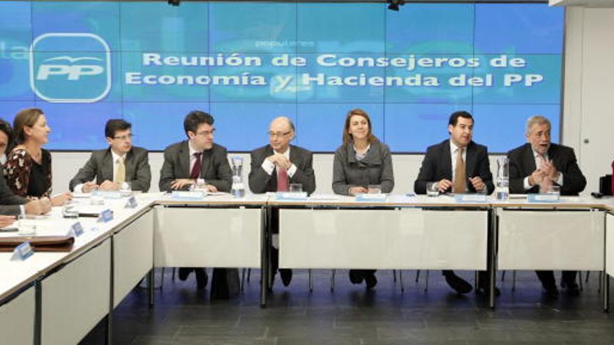 Vista general de la reunión entre el ministro de Hacienda, Cristóbal Montoro con las CCAA del PP.