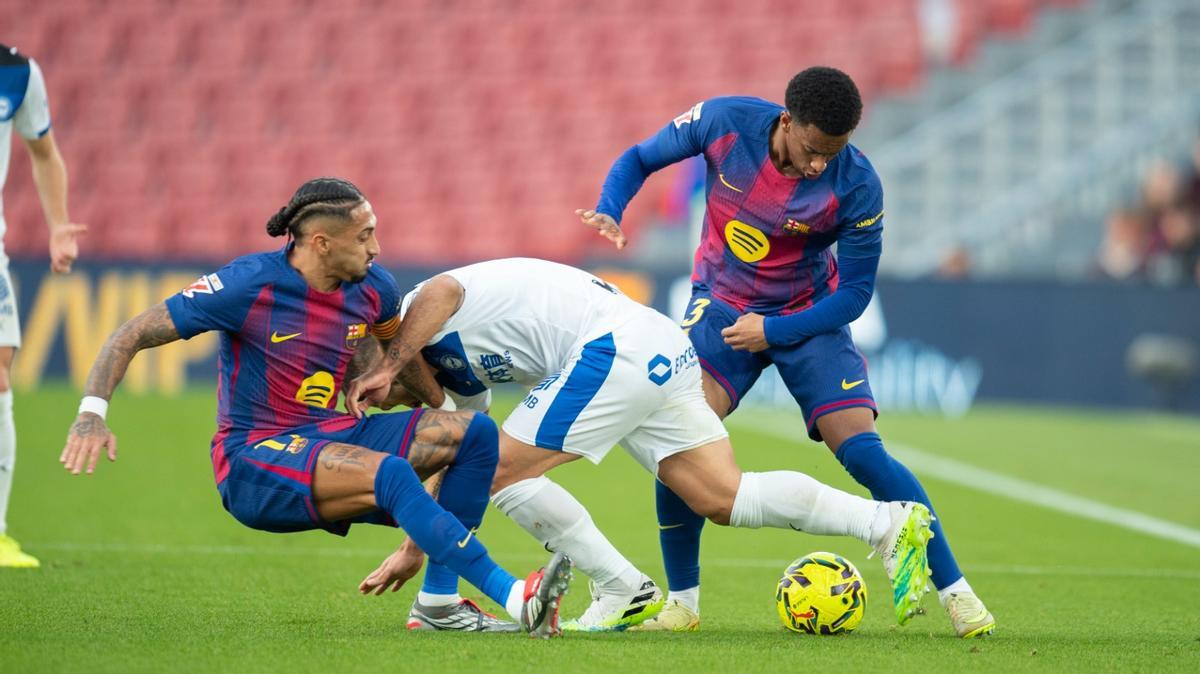 Raphinha presiona a un jugador del Alavés junto a Balde