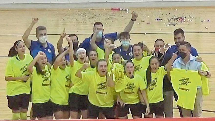 Las jugadoras del Atlético Torcal celebran el ascenso.