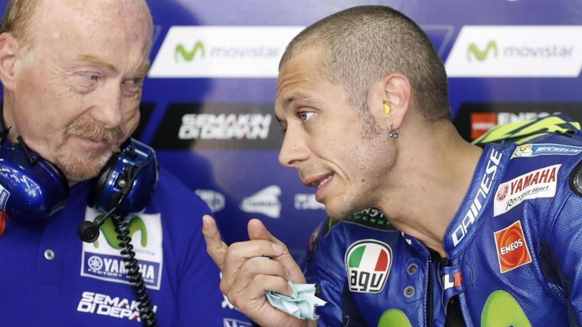 Valentino Rossi conversa con Silvano Galbusera, en los ensayos de hoy en Montmeló.