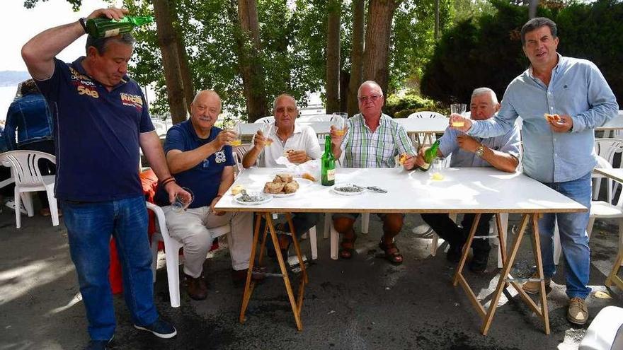 Asturianos beben sidra y comen &#039;bollus&#039;, ayer en los jardines de A Maestranza.