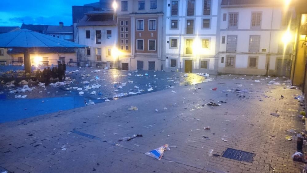 El botellón de carnaval llena de basura el Antiguo