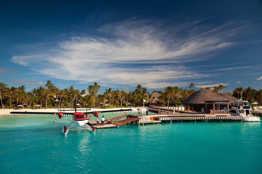 Hidroavión en el embarcadero de la isla Halaveli.