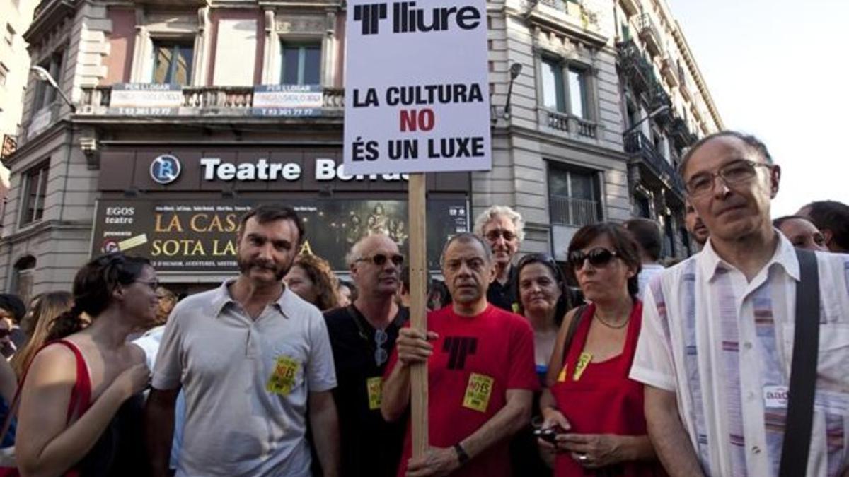 Lluis Pasqual (centro), director del Lliure, durante la manifestación del jueves en Barcelona, junto a Alberto Guijarro (izquierda), director del Primavera Sound, y el actor Manel Barceló (derecha).