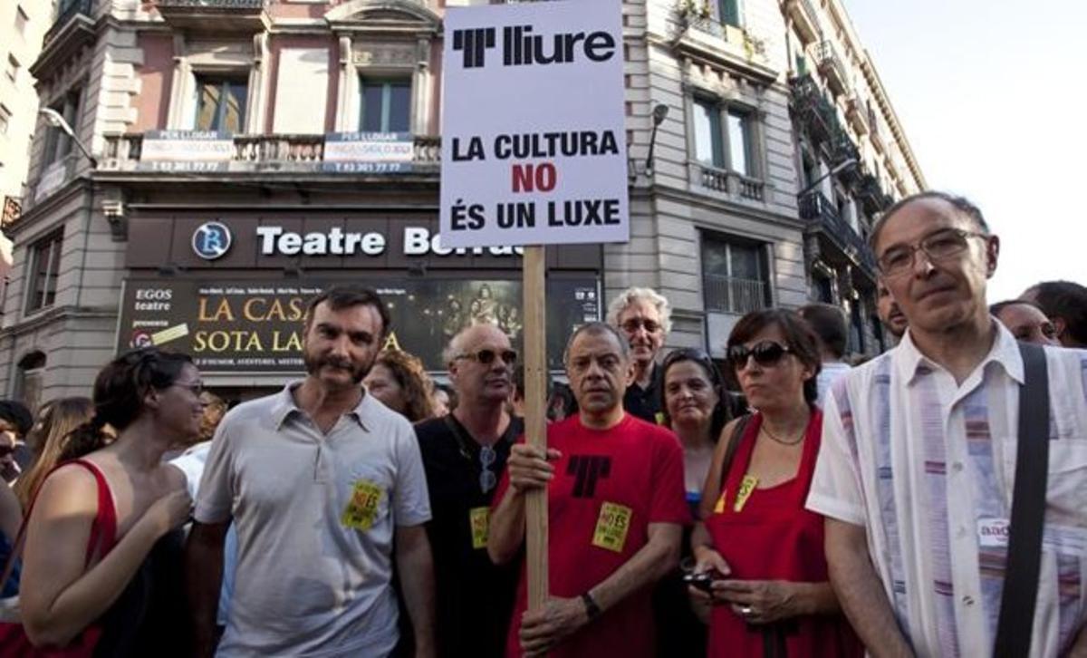 Lluís Pasqual (centro), director del Lliure, durante una manifestación en el año 2012 contra el IVA cultural en Barcelona, junto a Alberto Guijarro (izquierda), director del Primavera Sound, y el actor Manel Barceló (derecha).