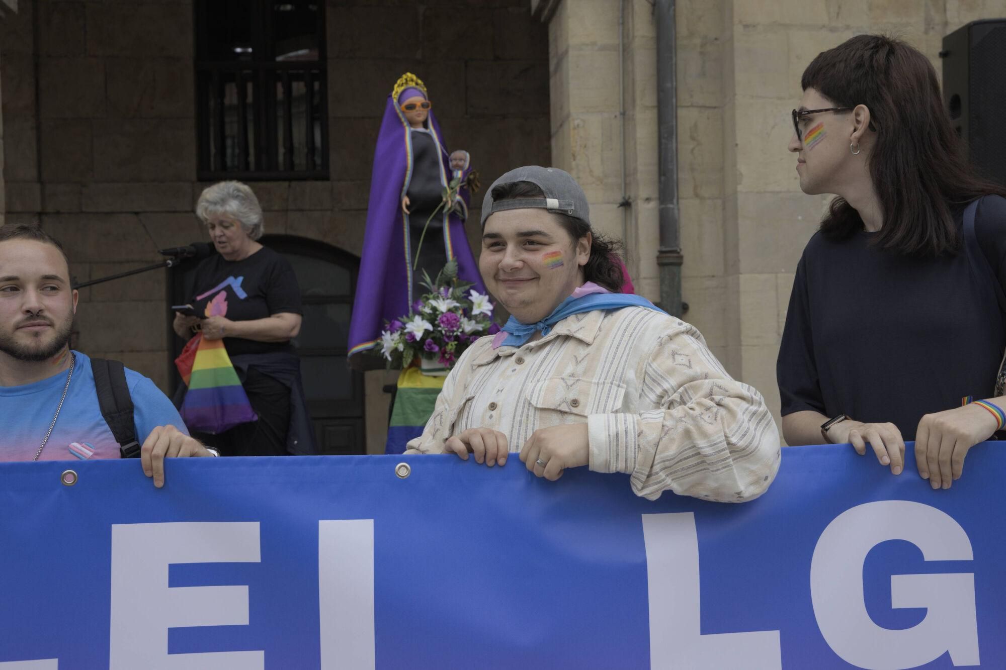 En imágenes: Así fue la manifestación LGTBI de Avilés, con "Santina de Queervadona" incluida