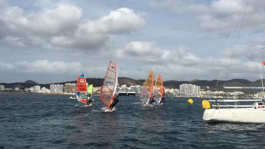 El Trofeo Restaurante Es Nàutic recibe a medio centenar de regatistas este fin de semana en la bahía de Portmany