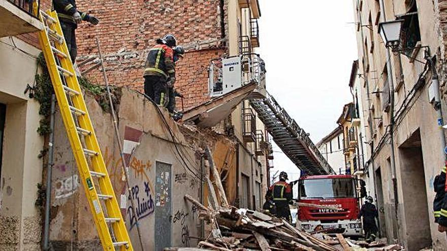 Los bomberos actúan en la zona unos minutos después del derrumbe del edificio.