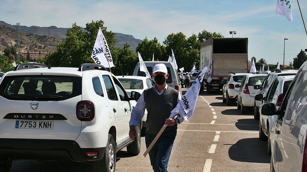 La marcha que salió de Sangonera La Seca y Alcantarilla reunió a medio centenar de tractores y 150 vehículos con cientos de regantes y agricultores | ISRAEL SÁNCHEZ