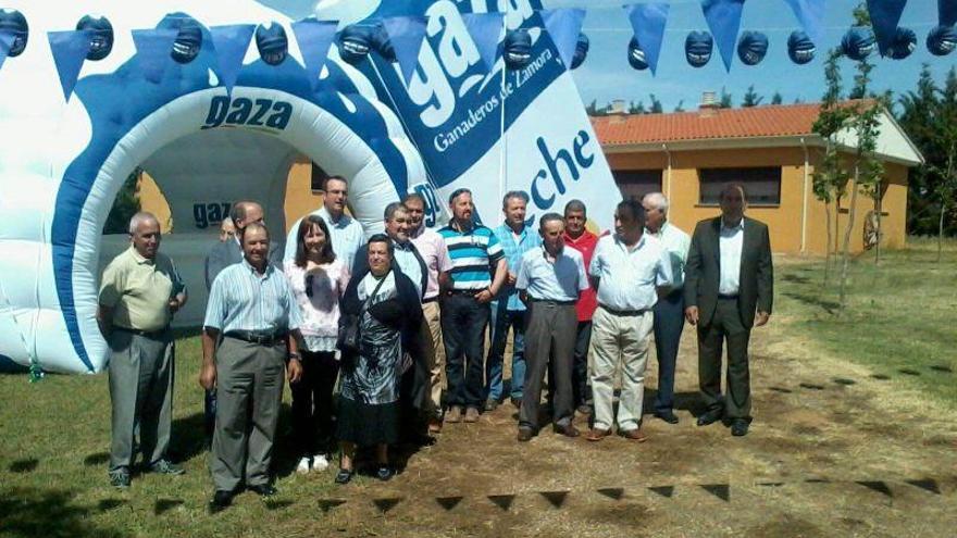 Los socios, antes de entrar en la asamblea.