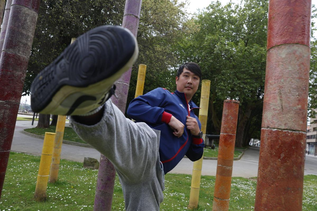 Hyo Seuk Seo Lee haciendo una patada de taekwondo en una zona del parque del Muelle.