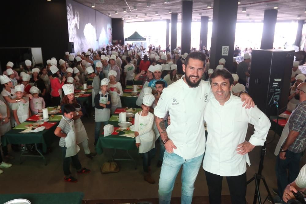 José Carlos García y Javier Peña enseñan a cocinar a los niños
