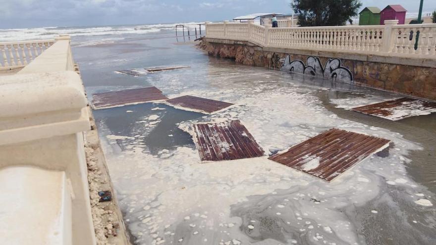 Tramos de pasarela de la madera arrastrados por el agua en Oliva.