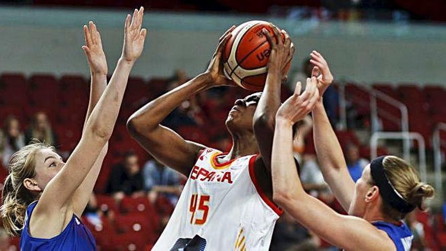 Astou Ndour durante la victoria de España sobre Gran Bretaña.