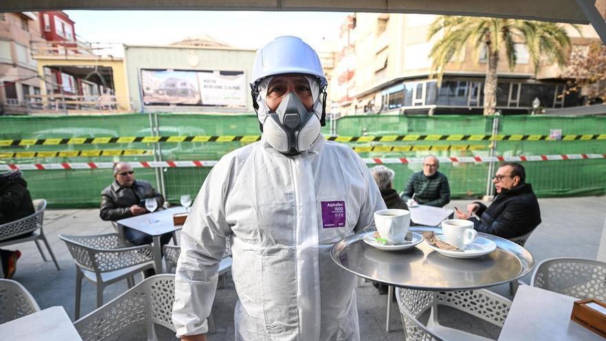 Retiran 1.400 metros cuadrados de fibrocemento del Mercado Central de Elx: la curiosa reacción de un hostelero