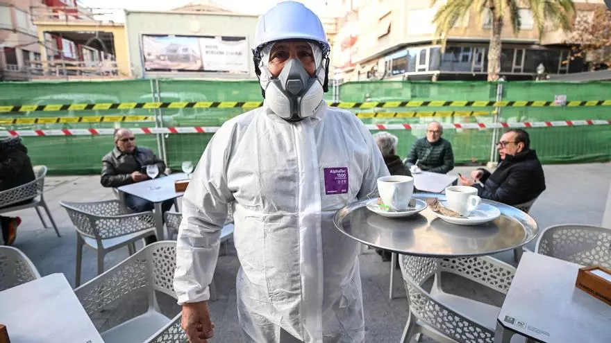 Hosteleros y vecinos se toman con humor los trabajos de retirada de amianto del Mercado Central de Elche