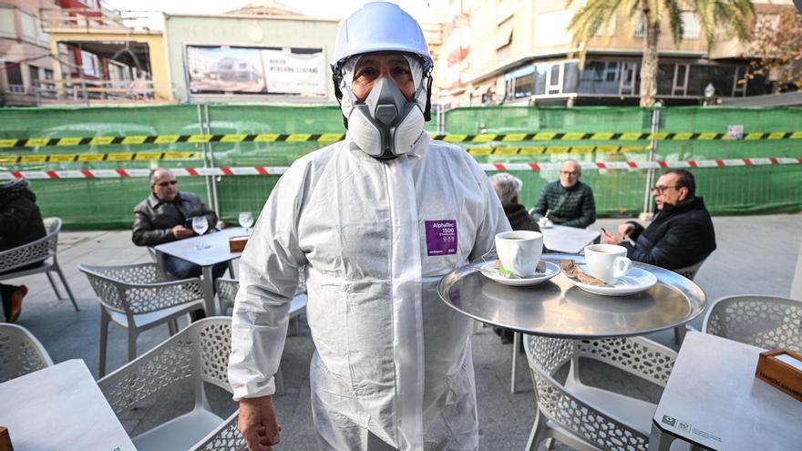 Hosteleros y vecinos se toman con humor los trabajos de retirada de amianto del Mercado Central de Elche