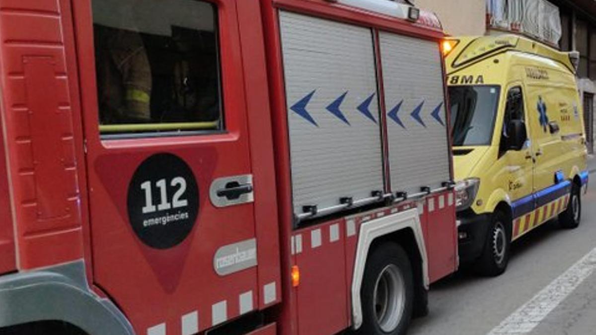 Una dotació dels Bombers i una ambulància del SEM en un servei, en una foto d'arxiu.