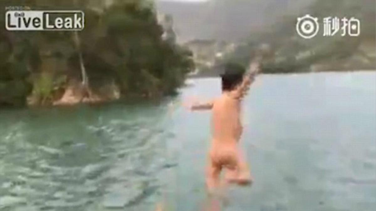 El niño chino lanzado por su padre al agua.