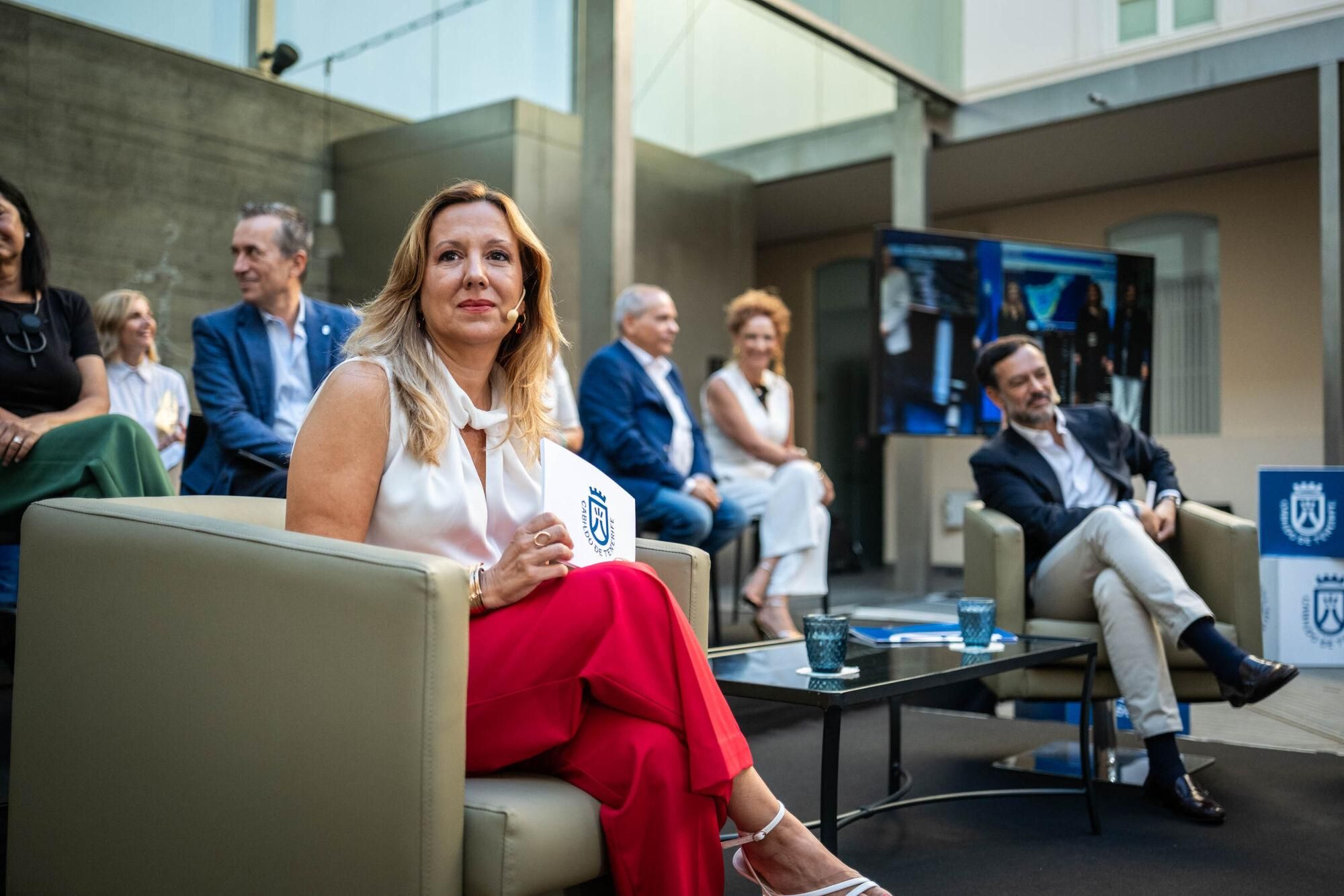 La presidenta del Cabildo de Tenerife, Rosa Dávila, y el vicepresidente primero, Lope Afonso, mantendrán un encuentro de diálogo con directores de los medios de comunicación con motivo del ecuador del mandato insular