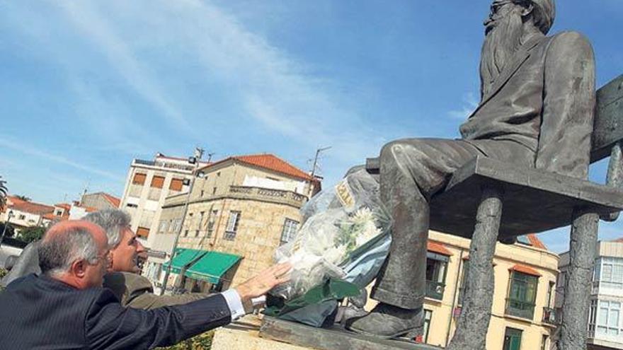 Un momento de la ofrenda floral ante la escultura de Valle-Inclán en la plaza de O Castro.  // Iñaki Abella