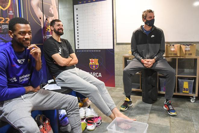 Pau Gasol visita en el entreno a sus compañeros del FC Barcelona.