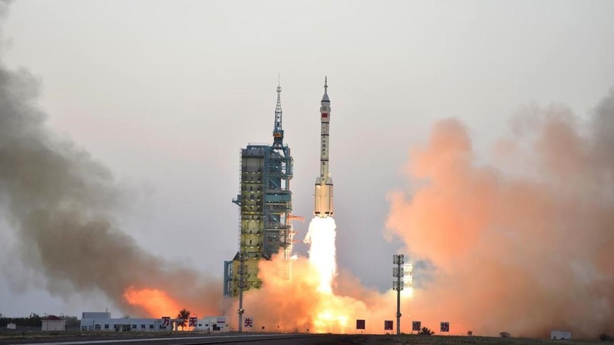 Despegue del cohete Shenzhou 11 con dos astronautas a bordo.