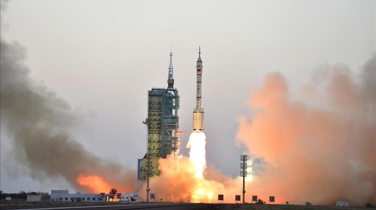 cjane35937483 china s long march 2f carrier rocket transporting the manned161017083629