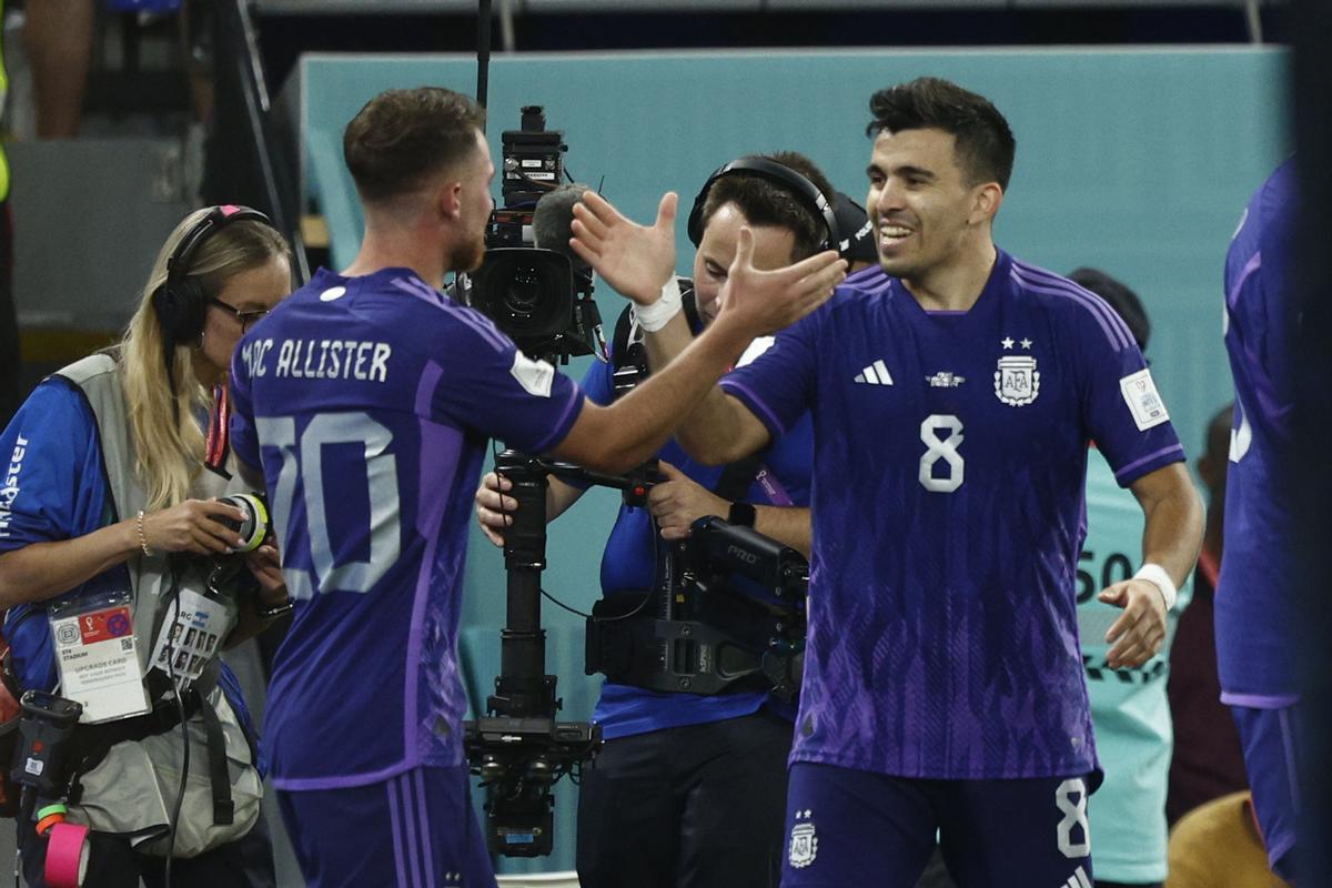 GR3203. DOHA (CATAR), 30/11/2022.- Alexis Mac Allister (i) de Argentina celebra su gol con Marcos Acuña hoy, en un partido de la fase de grupos del Mundial de Fútbol Qatar 2022 entre Polonia y Argentina en el Estadio 974 en Doha (Catar). EFE/ Rodrigo Jiménez