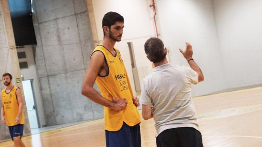 Santi Aldama conversa con Porfi Fisac en el entrenamiento del lunes por la mañana