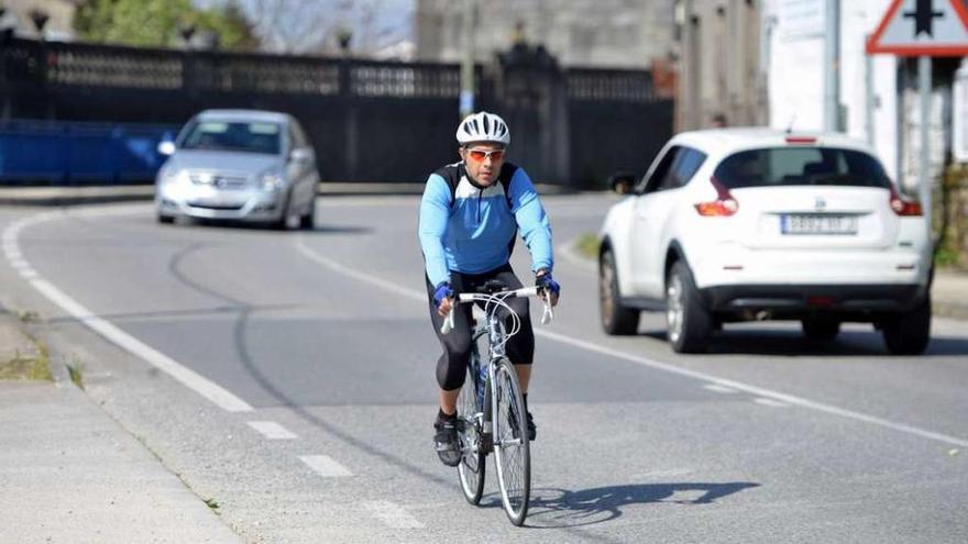Un ciclista circulando por la carretera vieja de Marín, en donde se registraron dos denuncias. // G. Santos