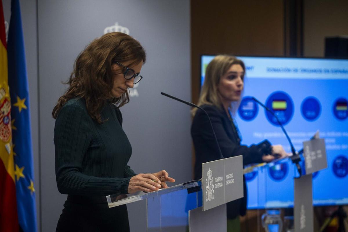 La ministra de Sanidad, Mónica García, y la directora de la ONT.