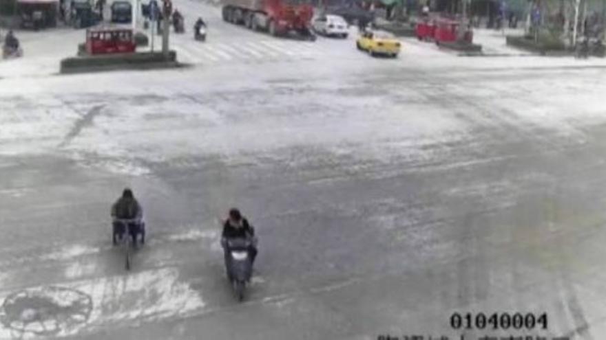 Tres mujeres salen ilesas tras haber sido arrolladas por un camión