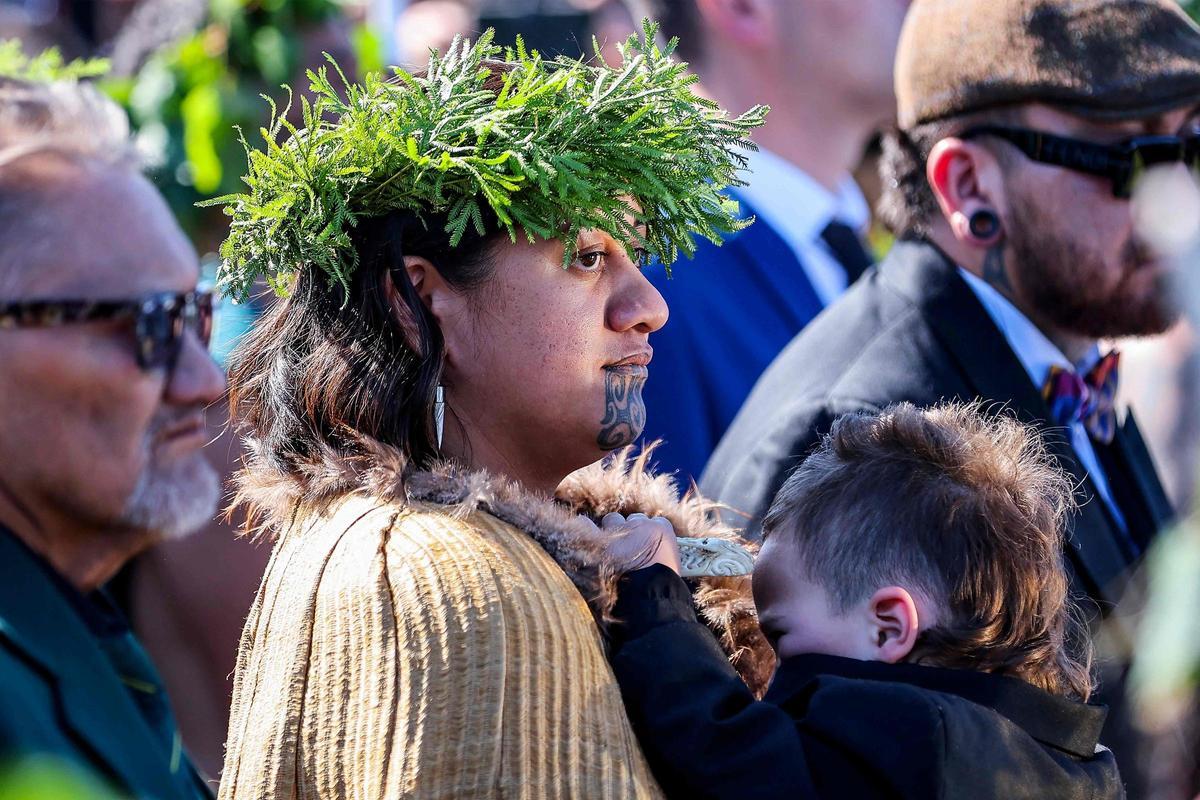 Los maorís de Nueva Zelanda nombran a una mujer de 27 años reina de los indígenas