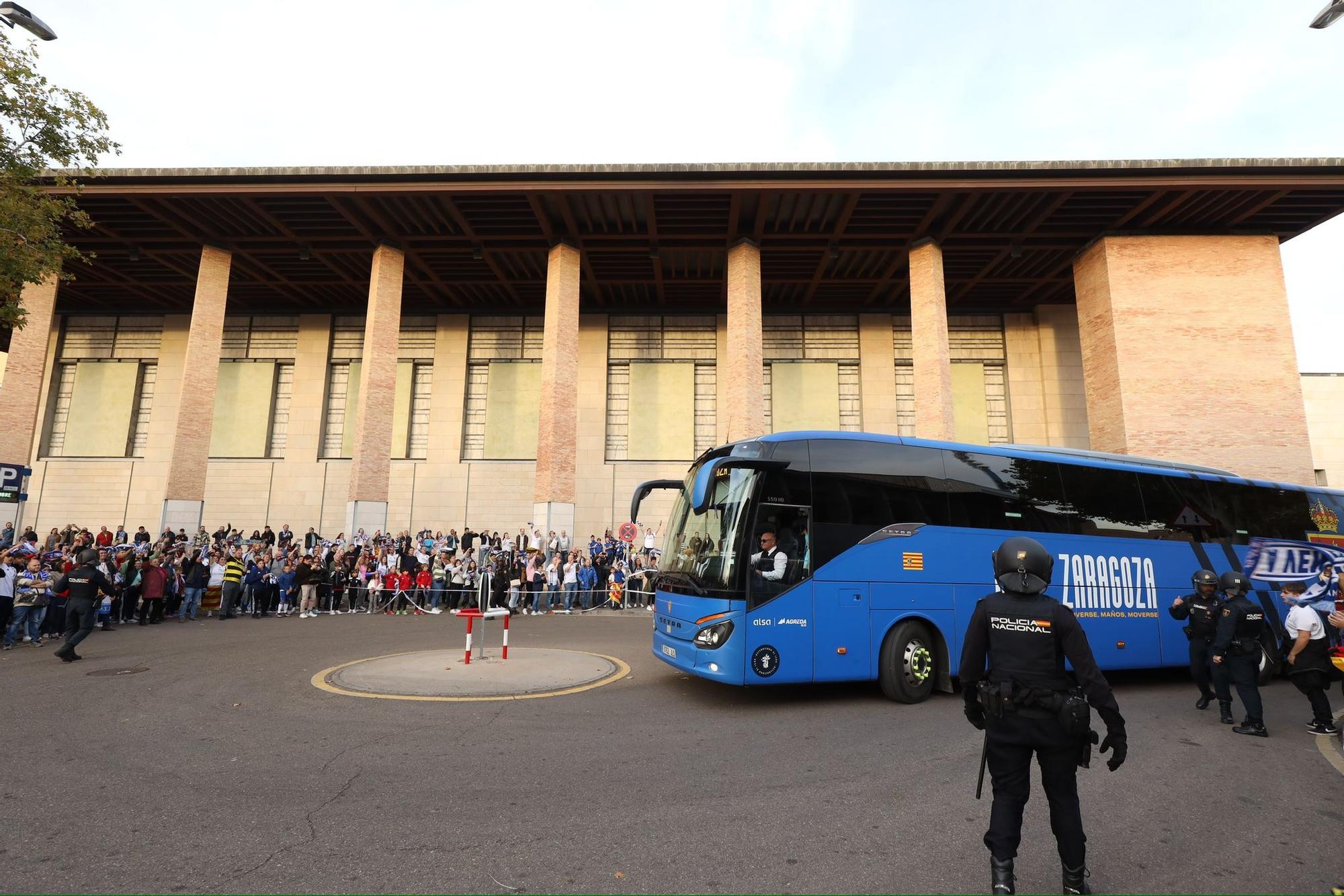 En imágenes | Este es el ambientazo a las puertas de La Romareda por el Real Zaragoza - Huesca