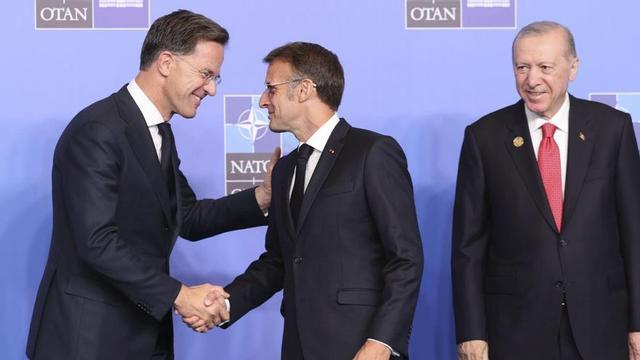 Mark Rutte saluda Emmanuel Macron en presència de Recep Tayyip Erdogan, ahir. | GEORGI LICOVSKI / EFE