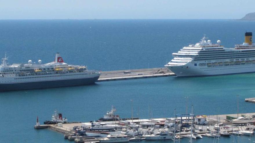 Dos cruceros coinciden al mismo tiempo en el Puerto