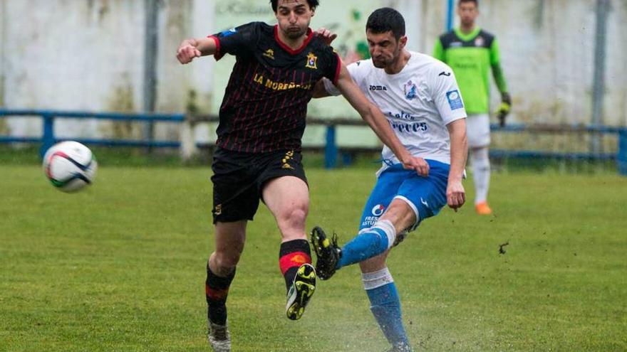 Jairo Cárcaba, a la izquierda, pelea un balón con el jugador del Mosconia Adrián.