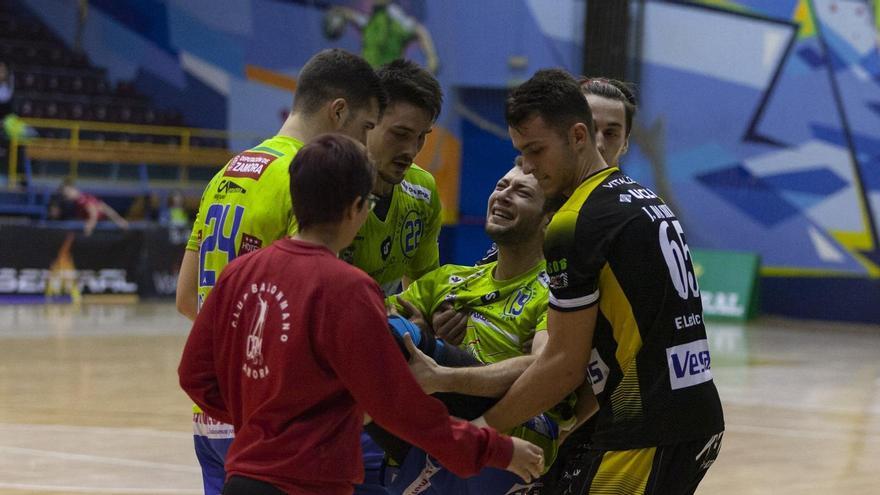 Raúl Maide abandona lesionado la pista en el partido entre el Zamora Rutas del Vino y el BM Alarcos